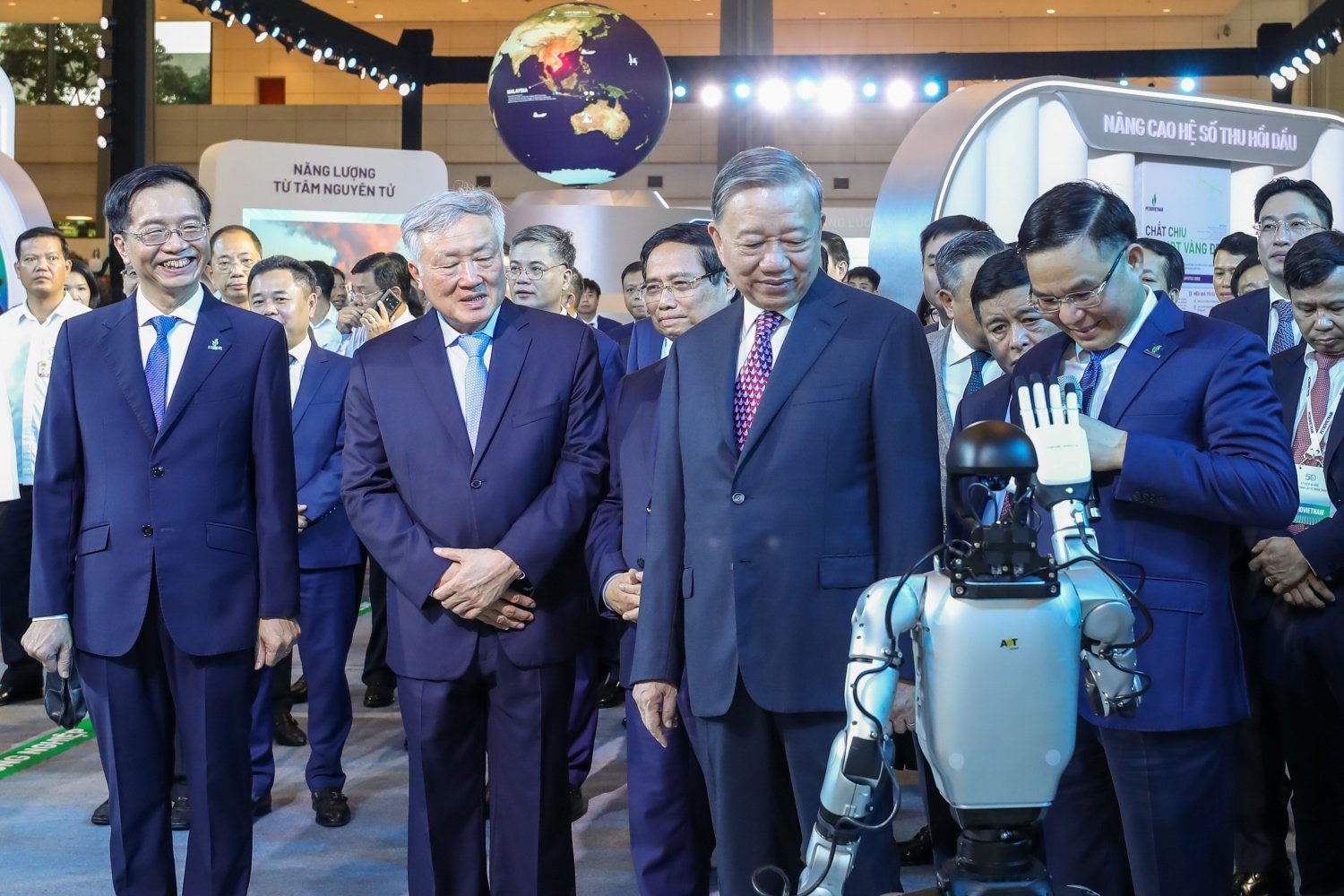 Comrade Le Manh Hung - Party Secretary, Chairman of the Board of Directors of Petrovietnam introduced to General Secretary To Lam and other Party and State leaders about Petrovietnam's scientific and technological achievements.